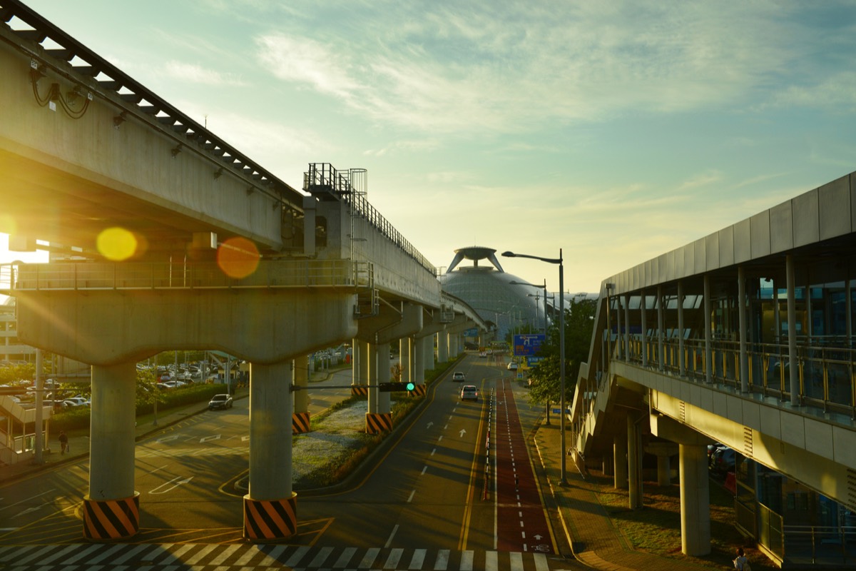 夕暮れの韓国の空港道路